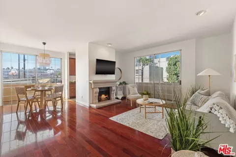 8474 Romaine St # 201, West Hollywood, CA 90069