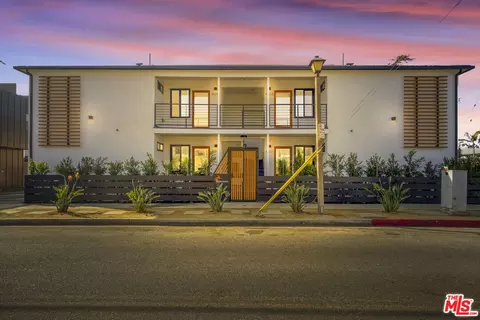 4011 Grand View Blvd, Los Angeles, CA 90066