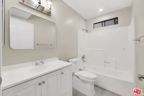 Bath - 2309 E 17th St #103, Long Beach, CA 90804 photo 2 of 2