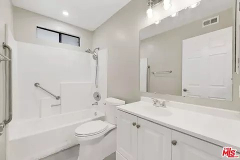 Bath - 2309 E 17th St #103, Long Beach, CA 90804 photo 1 of 2