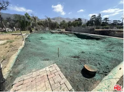 211 W Las Flores Dr, Altadena, CA 91001