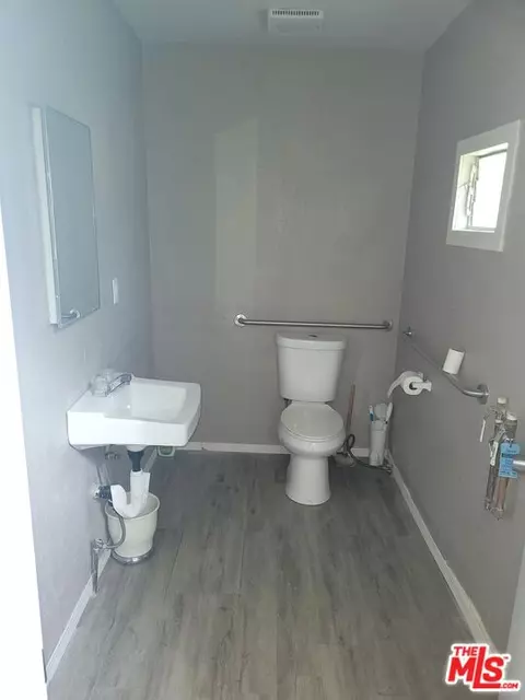 Bath - 340 Central Ave, Fillmore, CA 93015 photo 3 of 3