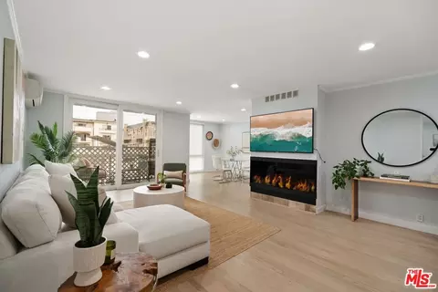 11918 Kiowa Ave #203, Los Angeles, CA 90049