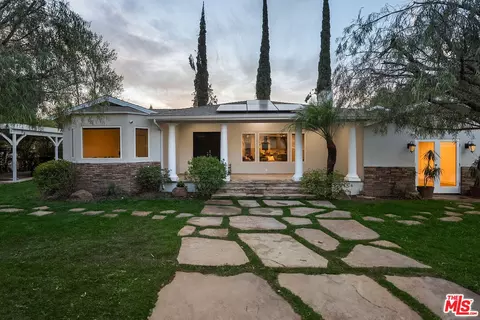 22832 Collins St, Woodland Hills, CA 91367
