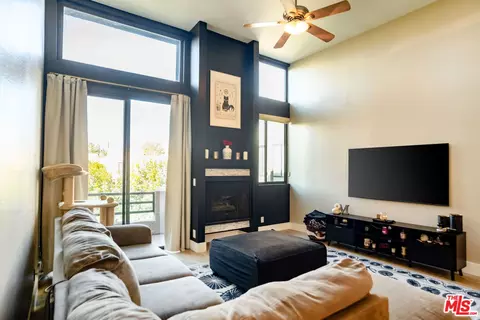 7826 Topanga Canyon Blvd #326, Canoga Park, CA 91304