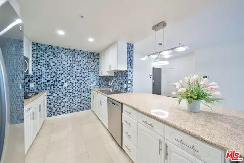 962 S Gramercy Dr #206, Los Angeles, CA 90019