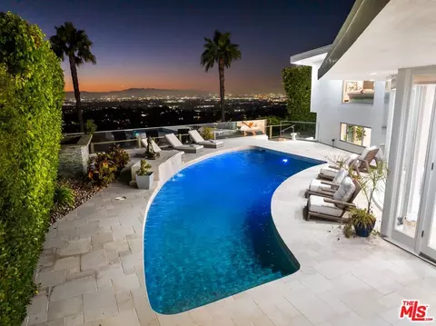 8045 Mulholland Dr, Los Angeles, CA 90046