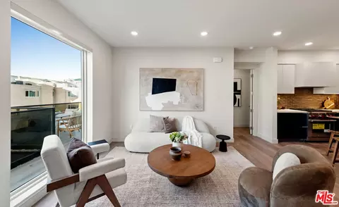 505 S Barrington Ave #207, Los Angeles, CA 90049