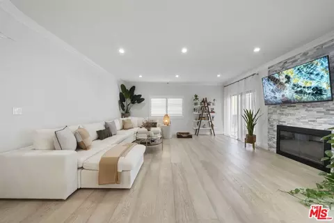 11737 Darlington Ave #105, Los Angeles, CA 90049