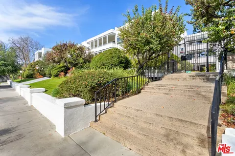 190 Arroyo Ter #104, Pasadena, CA 91103 photo 3