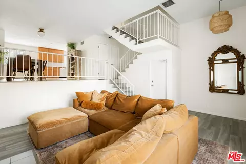 400 W Riverside Dr #4, Burbank, CA 91506