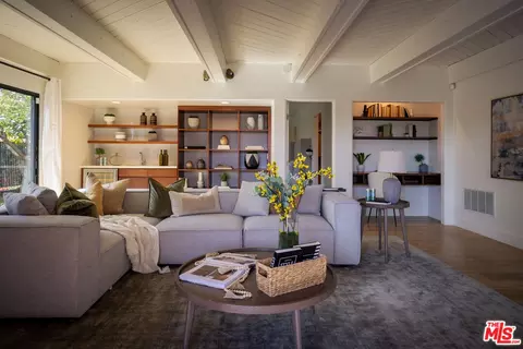 4074 Los Nietos Dr, Los Angeles, CA 90027