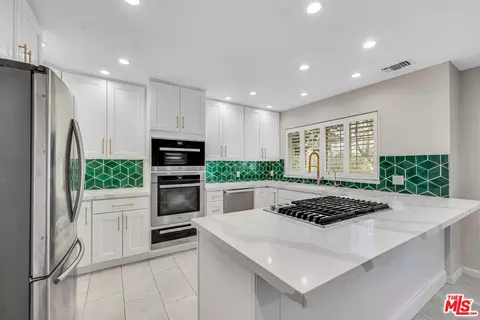 20950 Oxnard St #34, Woodland Hills, CA 91367
