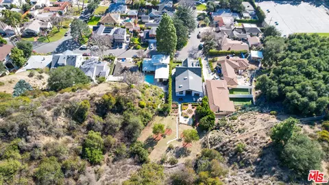 451 Scholl Dr, Glendale, CA 91206