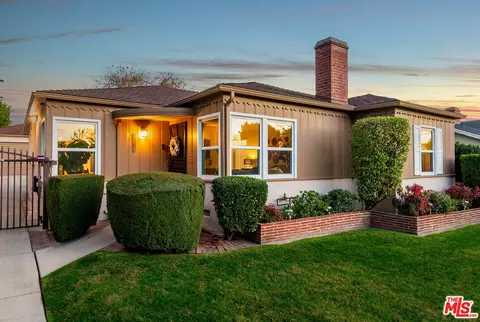 1074 Elmwood Ave, Burbank, CA 91501