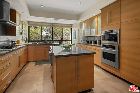 10430 Wilshire Blvd #302, Los Angeles, CA 90024