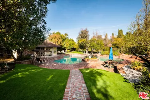 17201 Superior St, Northridge, CA 91325