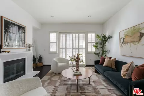 10878 Bloomfield St #305, Toluca Lake, CA 91602