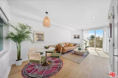6038 Carlton Way #304, Los Angeles, CA 90028