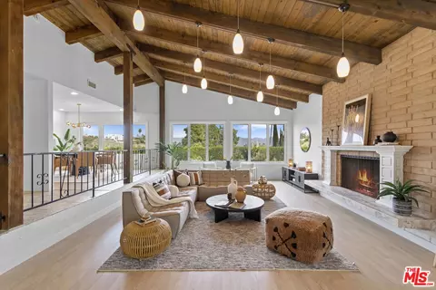 8237 Skyline Dr, Los Angeles, CA 90046
