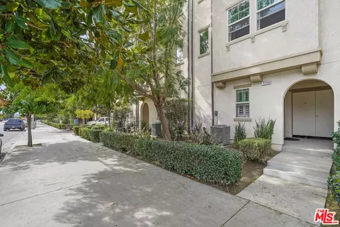 7250 N Cherry Ln, Van Nuys, CA 91405 photo 9