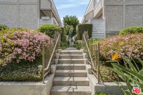 18333 Hatteras St #22, Tarzana, CA 91356