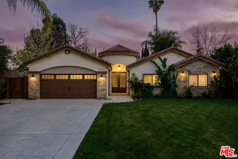 19324 Oxnard St, Tarzana, CA 91356