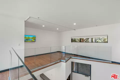 Entry Way - 815 Hampton Dr #4, Venice, CA 90291 photo 3 of 4