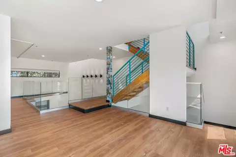 Entry Way - 815 Hampton Dr #4, Venice, CA 90291 photo 2 of 4