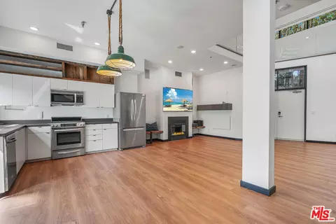 Other - 815 Hampton Dr #4, Venice, CA 90291 photo 1 of 6