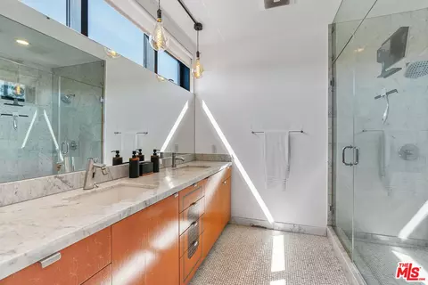 Bath - 815 Hampton Dr #4, Venice, CA 90291 photo 2 of 2