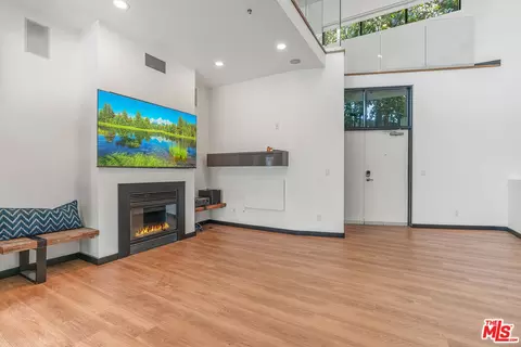 Living - 815 Hampton Dr #4, Venice, CA 90291 photo 3 of 4