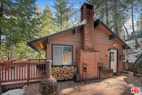 589 Clubhouse Dr, Twin Peaks, CA 92391