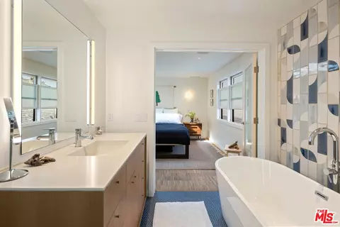 Bath - 32 Dudley Ave, Venice, CA 90291 photo 4 of 5
