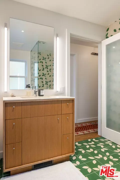 Bath - 32 Dudley Ave, Venice, CA 90291 photo 2 of 5