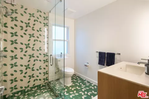 Bath - 32 Dudley Ave, Venice, CA 90291 photo 1 of 5