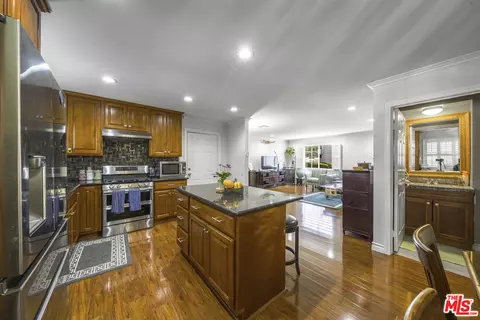 102 S Manhattan Pl #106, Los Angeles, CA 90004