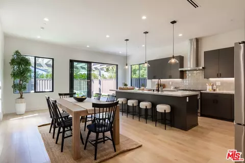 7327 Whitaker Ave, Lake Balboa, CA 91406