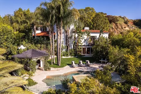 6950 Oporto Dr, Los Angeles, CA 90068