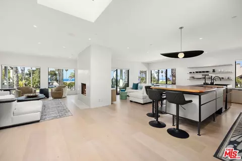 10 Ocean Park Blvd #1, Santa Monica, CA 90405