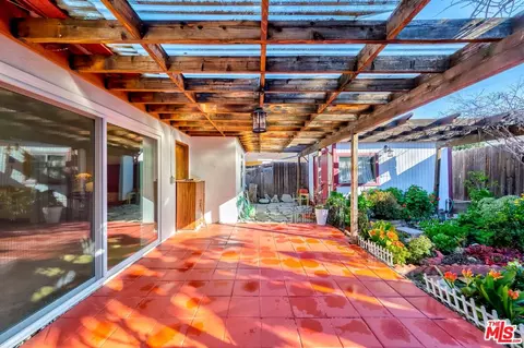 Exterior - 9802 Samoa Ave, Tujunga, CA 91042 photo 2 of 5