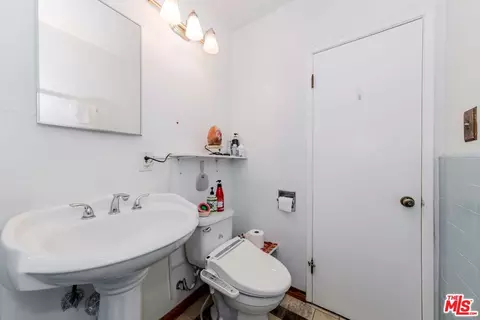 Bath - 9802 Samoa Ave, Tujunga, CA 91042 photo 2 of 2