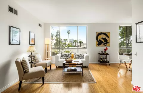 622 S Barrington Ave #204, Los Angeles, CA 90049