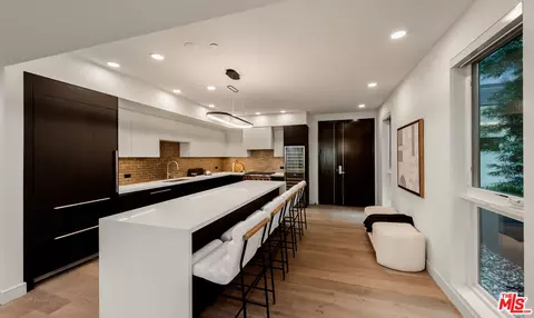 505 S Barrington Ave #108, Los Angeles, CA 90049