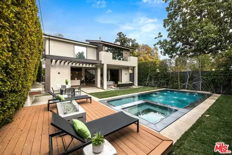 Exterior - 11241 Valley Spring Ln, North Hollywood, CA 91602 photo 3 of 16
