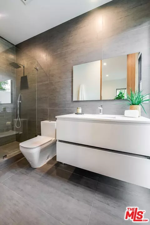 Bath - 11241 Valley Spring Ln, North Hollywood, CA 91602 photo 3 of 8