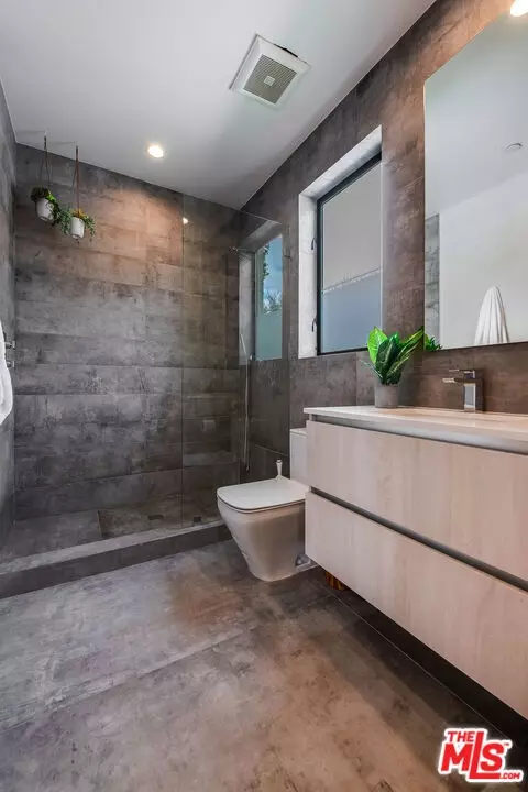 Bath - 11241 Valley Spring Ln, North Hollywood, CA 91602 photo 7 of 8