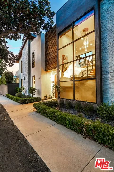 Exterior - 11241 Valley Spring Ln, North Hollywood, CA 91602 photo 5 of 16