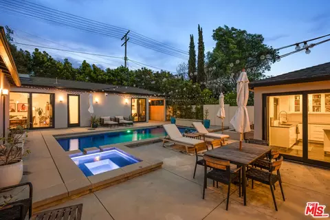 7528 Flight Ave, Los Angeles, CA 90045