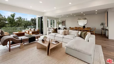 505 S Barrington Ave #210, Los Angeles, CA 90049